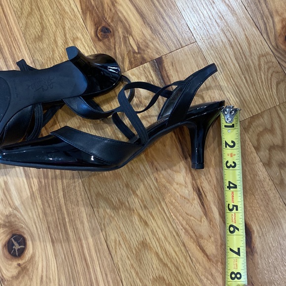 3 inch heals with strap, patent and faux leather accents - Picture 3 of 3